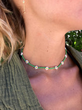 Load image into Gallery viewer, Green Daisy Choker
